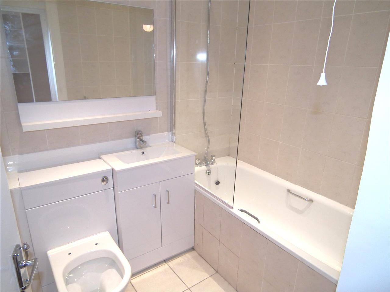 2 bed flat to rent in Cecilia Road 4