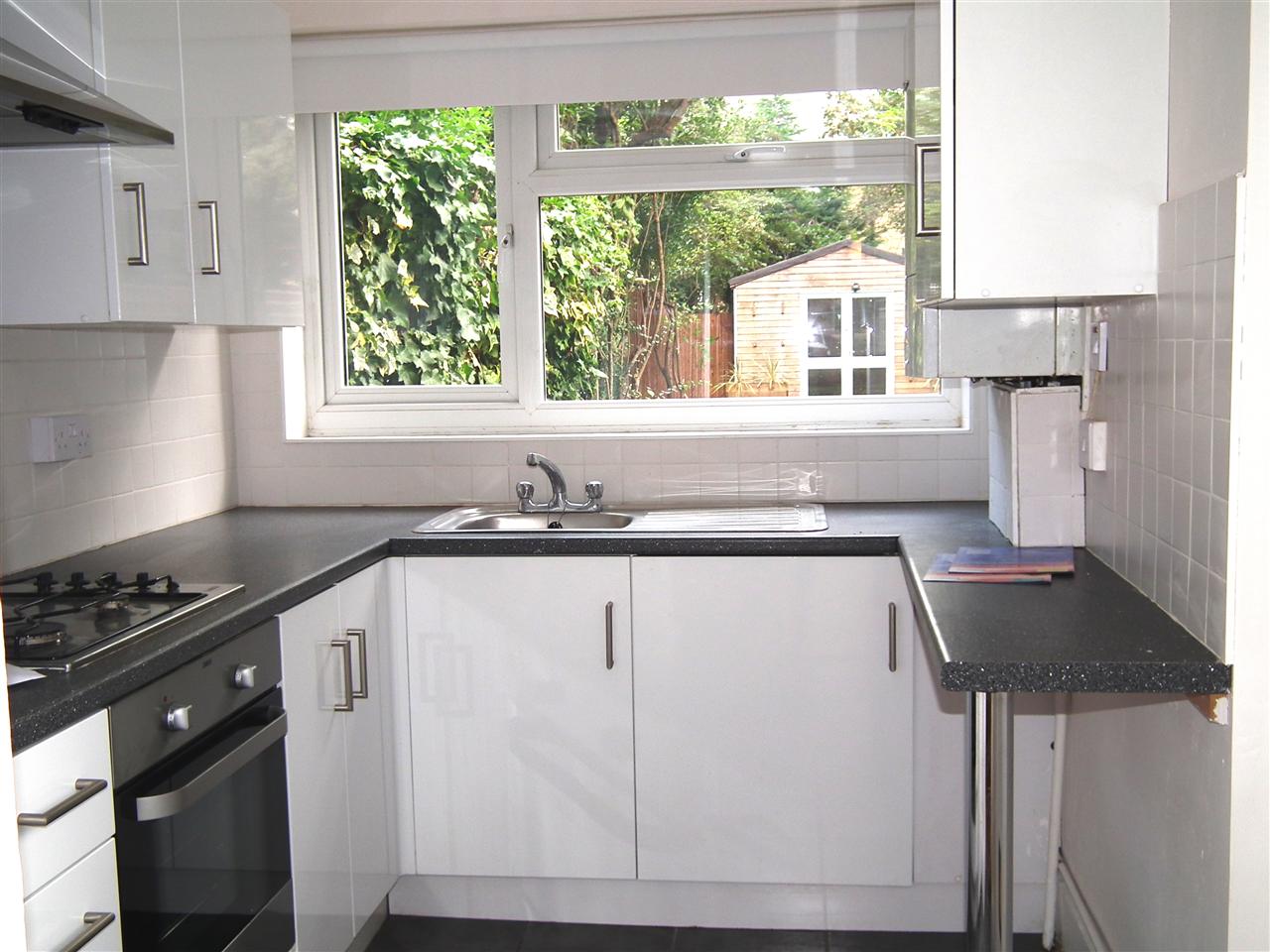 2 bed flat to rent in Cecilia Road 5