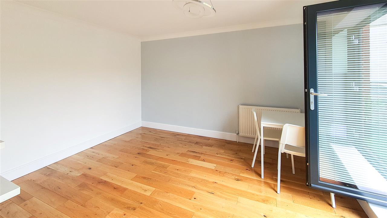 2 bed flat to rent in Manor Gardens 3
