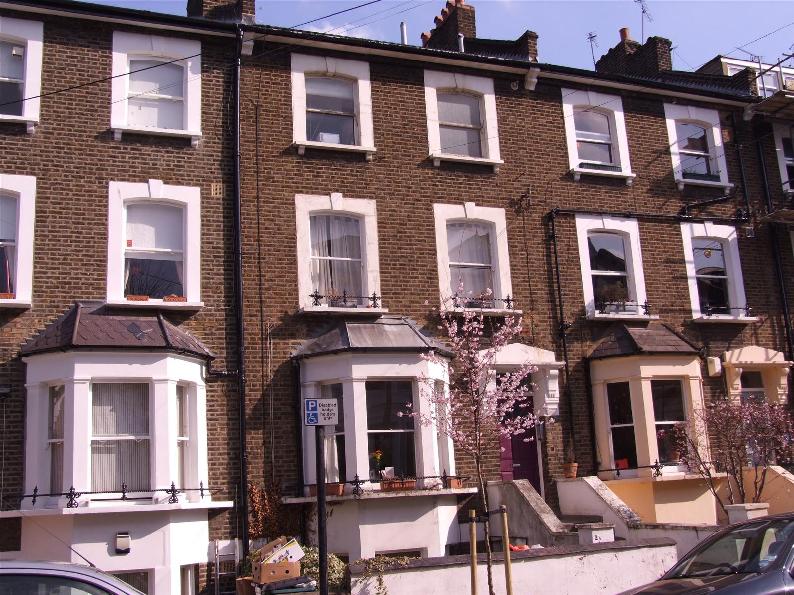 AVAILABLE FROM 16TH OCTOBER 2020 (POSSIBLY SOONER BY AGREEMENT). Located in one of Kentish town's most popular turnings is this exceptionally large split level top floor converted flat. The accommodation comprises of a large double bedroom with built in wardrobes, large kitchen/diner with ...