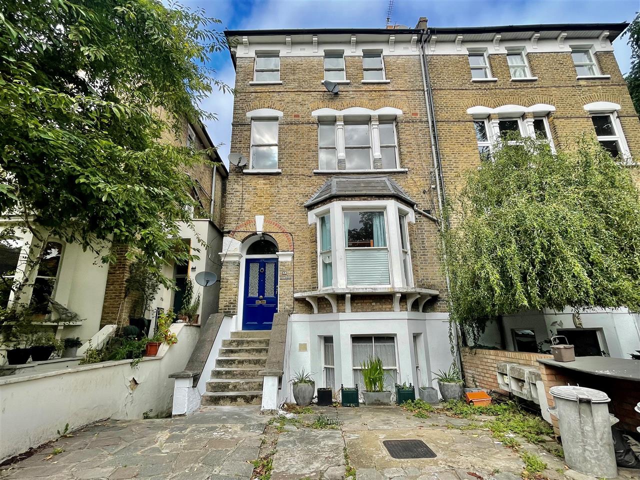 AVAILABLE 25TH OCTOBER 2022 (POSSIBLY SOONER). VIDEO TOUR AVAILABLE. Located opposite Carleton Road is this well presented and contemporary first floor UNFURNISHED converted flat within walking distance of Tufnell Park underground station (Northern Line) and the local shopping, recreational and ...