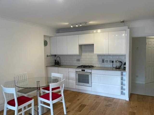 2 bed flat to rent in Churchill Road 2
