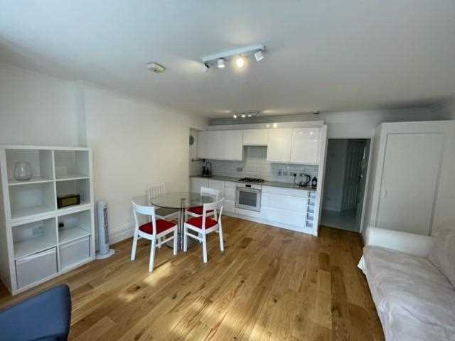 2 bed flat to rent in Churchill Road 3
