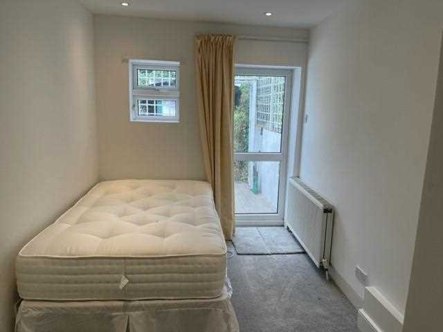 2 bed flat to rent in Churchill Road 4