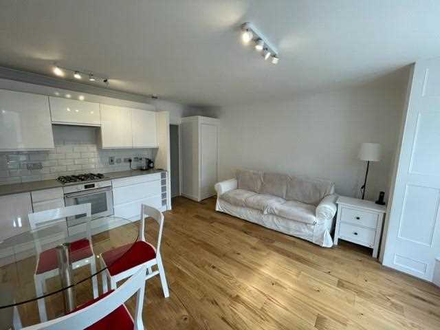 2 bed flat to rent in Churchill Road 7