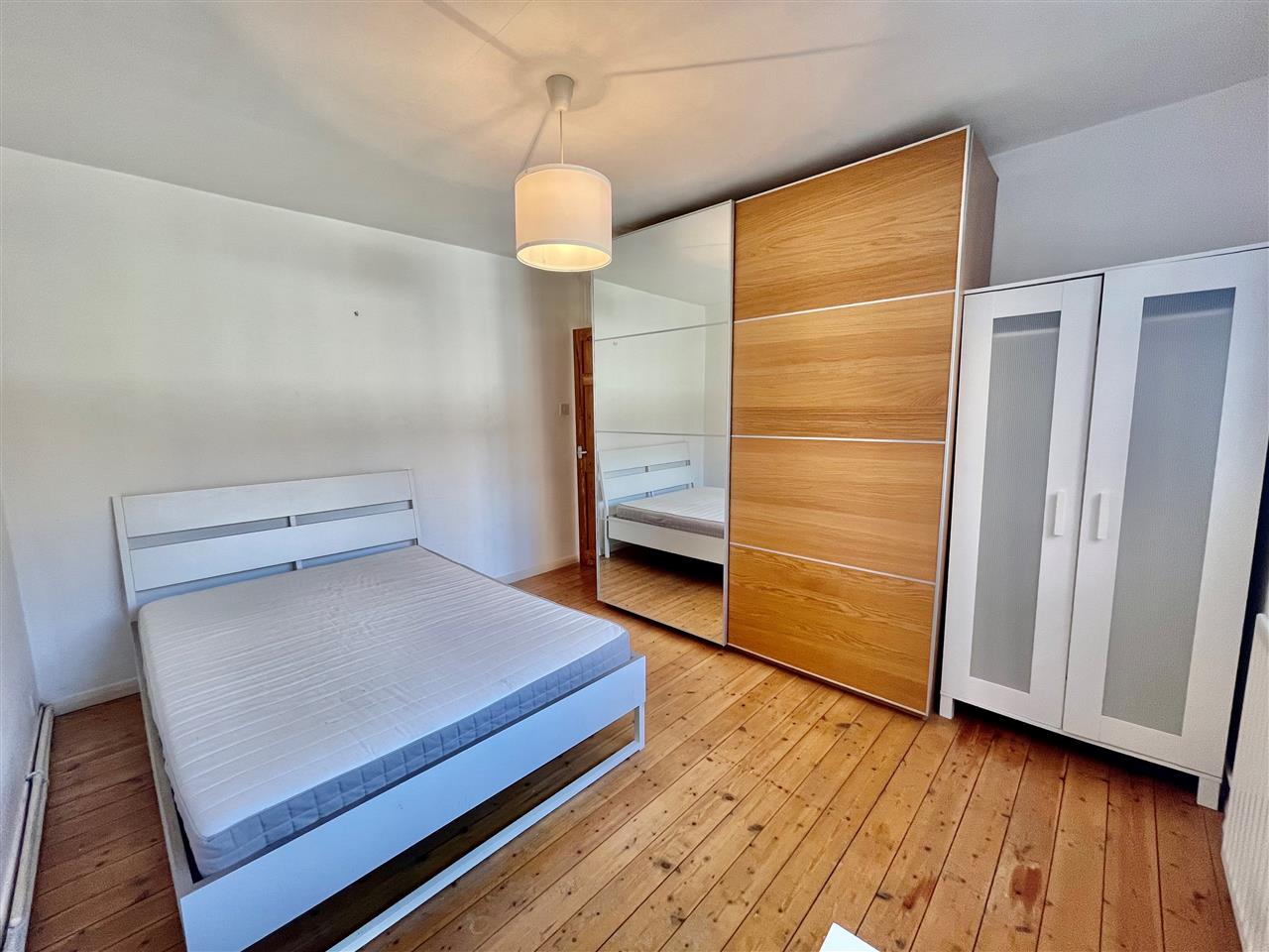 AVAILABLE IMMEDIATELY. Located within moments of Tufnell Park underground station (Northern Line) is this first floor purpose built FURNISHED flat. The accommodation comprises of one double bedroom, reception room, fully equipped kitchen and a newly renovated bathroom. The flat is perfectly ...