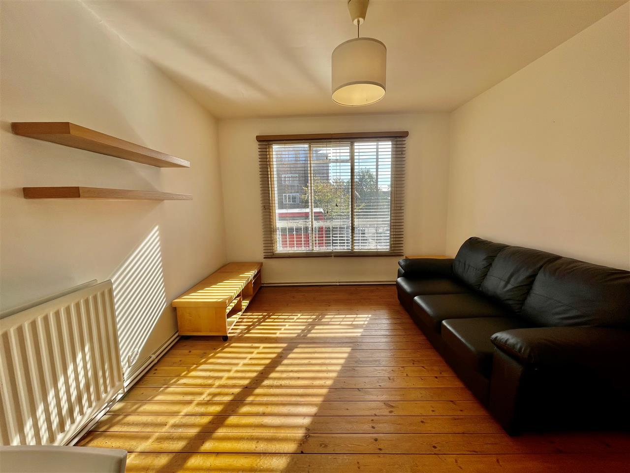 1 bed flat to rent in Junction Road 5