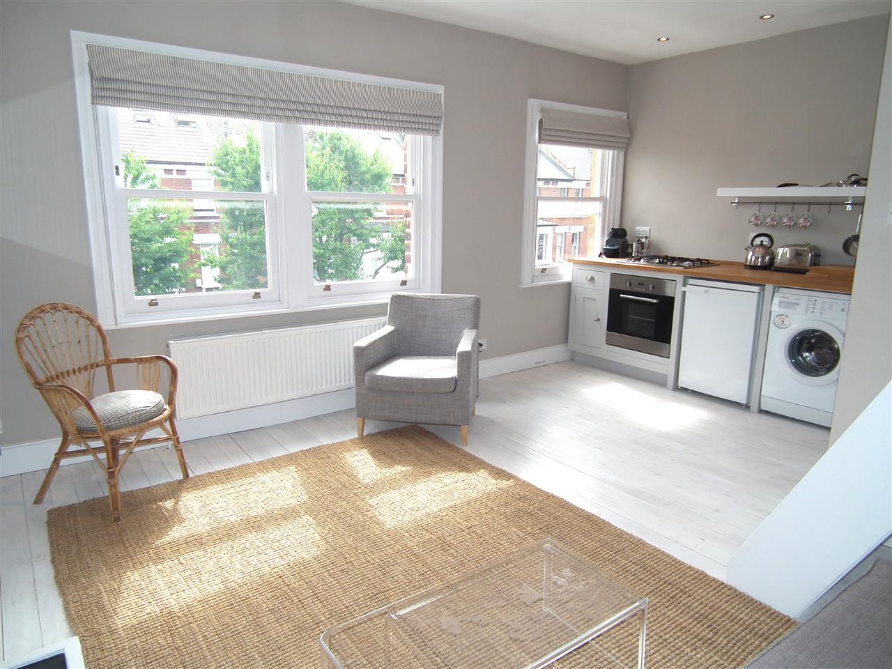 2 bed flat to rent in Beversbrook Road - Property Image 1