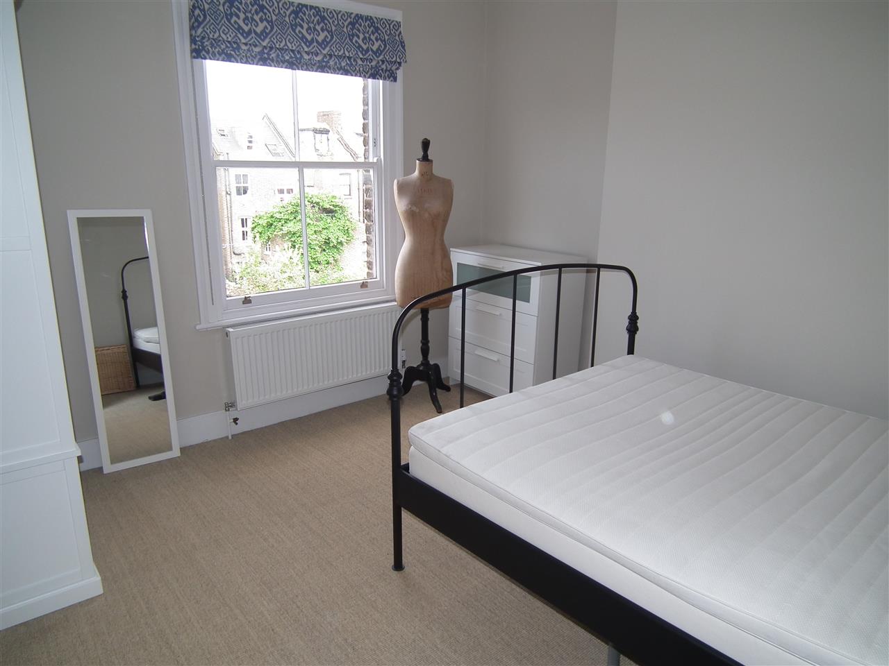 2 bed flat to rent in Beversbrook Road 2
