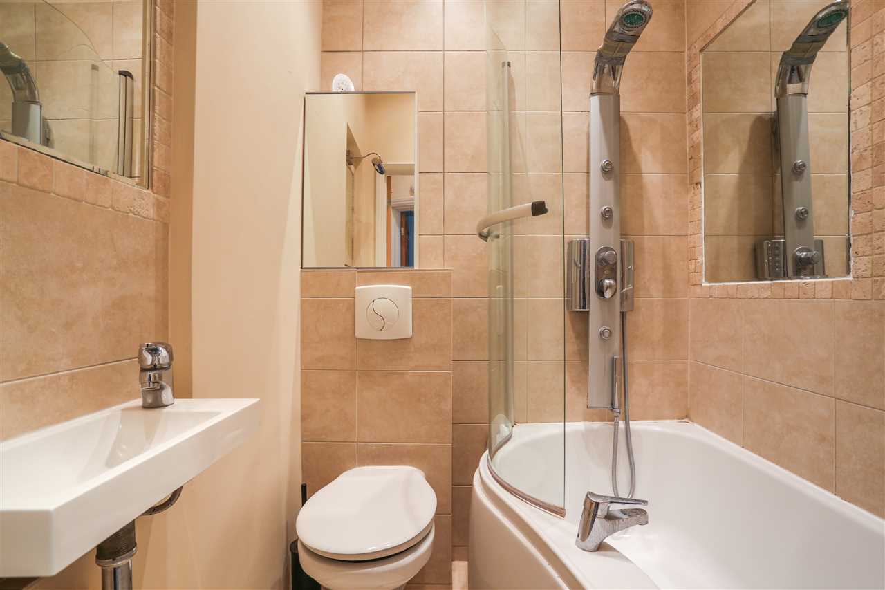2 bed flat to rent in Bartholomew Road  - Property Image 6