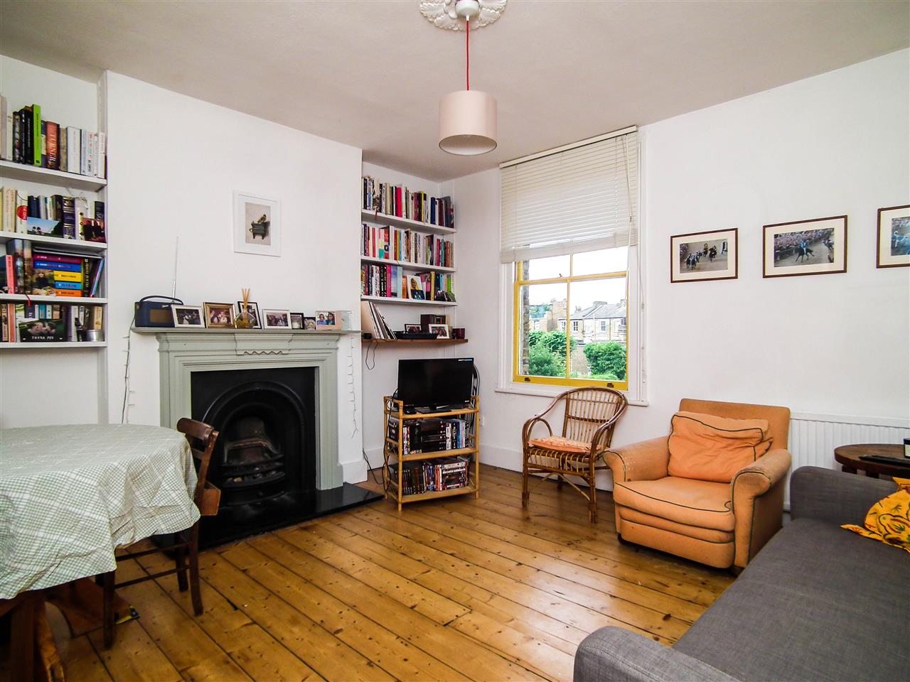 AVAILABLE FROM 22/08/2023. A Spacious (approximately 803 Sq Ft / 75 Sq M) and well presented split level second/top floor PART FURNISHED apartment situated in a highly sought after location within close proximity to the multiple shopping and transport facilities of the Holloway Road together ...