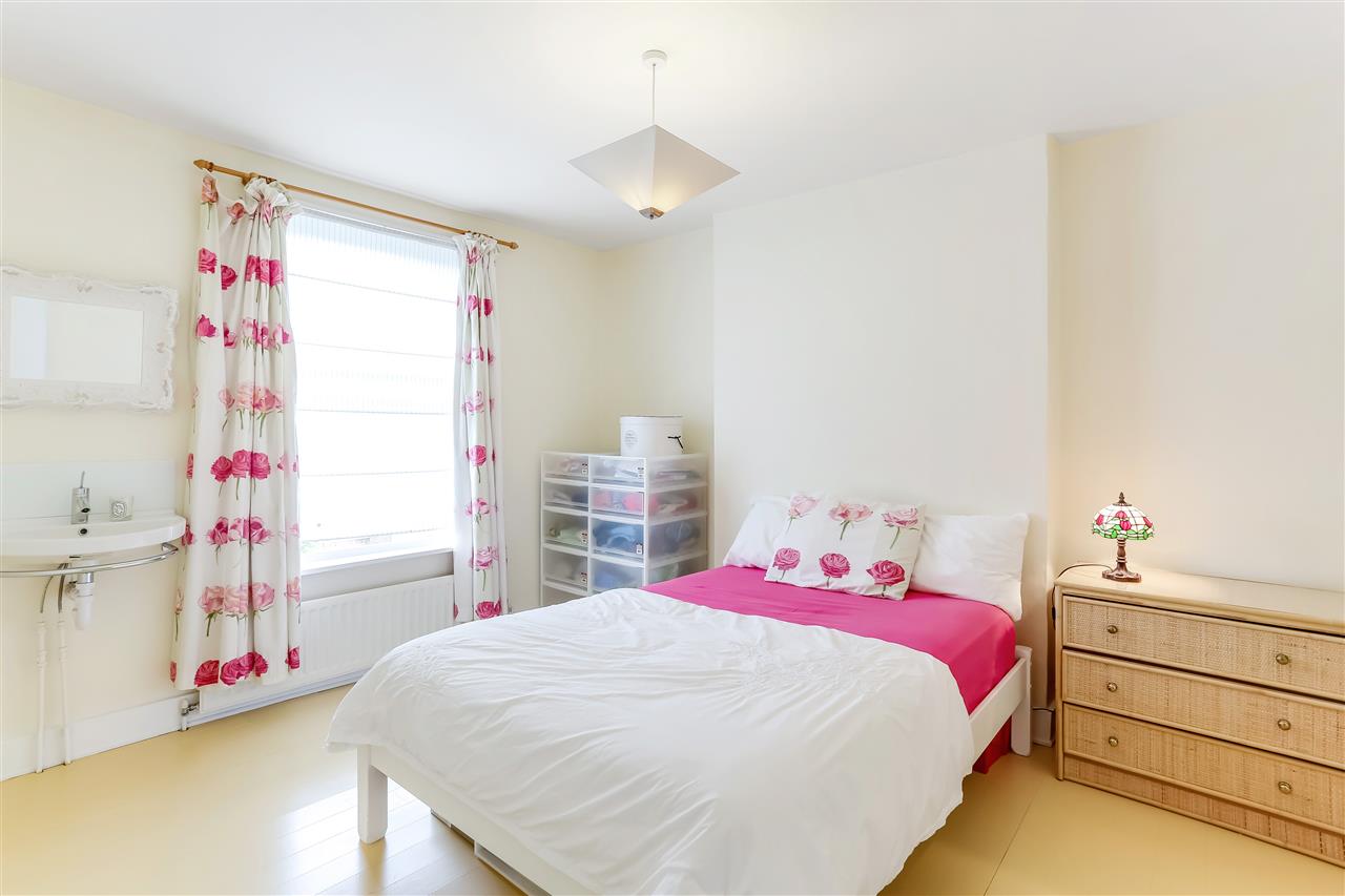 2 bed flat for sale in Falkland Road  - Property Image 3