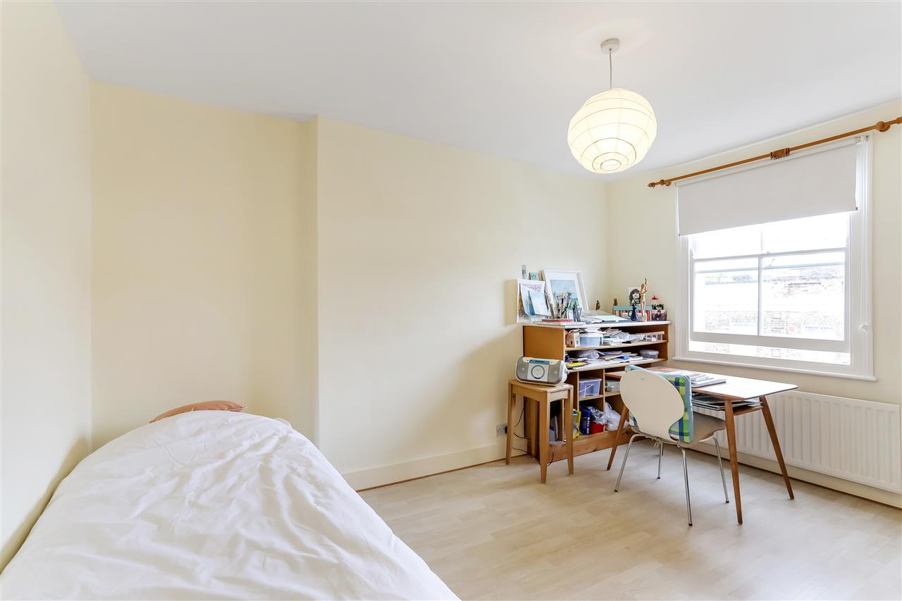 2 bed flat for sale in Falkland Road 3