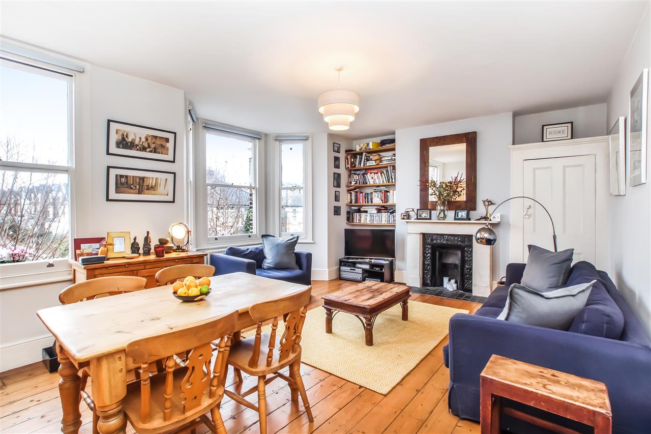 CHAIN FREE! A well presented and spacious (approximately 750 Sq Ft / 69.7 Sq M) first floor apartment forming part of an attractive detached Victorian property situated in a highly sought after location within close proximity to the multiple shopping and transport facilities of the Holloway ...