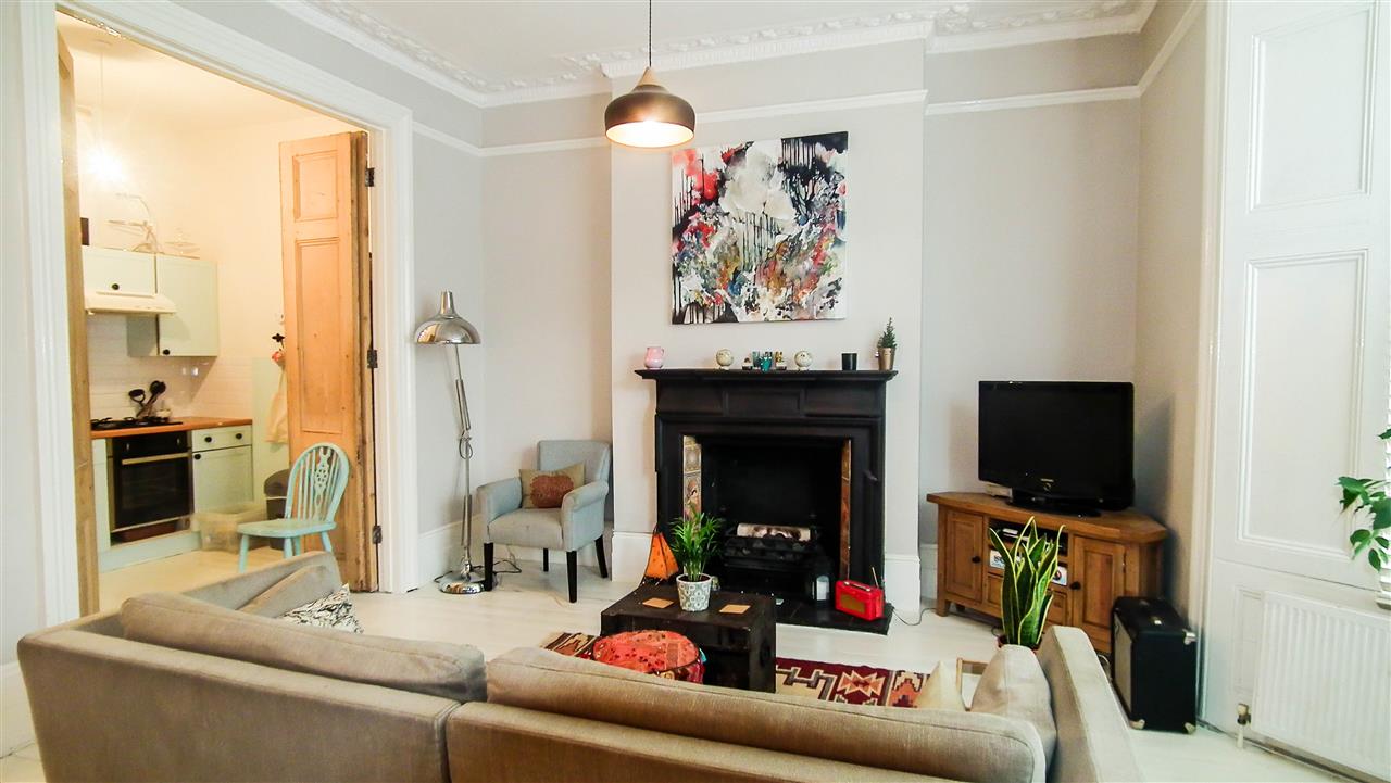 AVAILABLE FROM11TH JANUARY 2023. Located within walking distance of Tufnell Park Underground Station (Northern Line), the trendy Fortess Road and the shopping and transport facilities of Holloway Road is this spacious raised ground floor converted flat full of character features. The ...