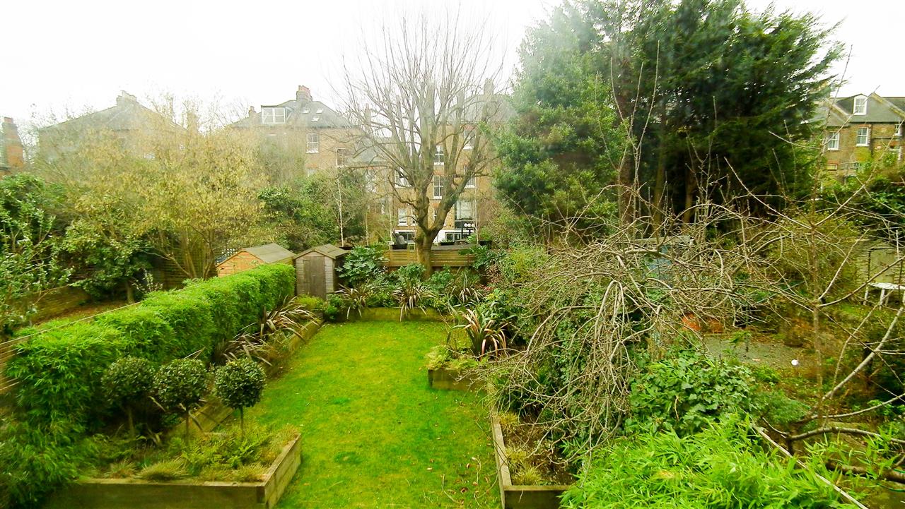 2 bed flat to rent in Tufnell Park Road 7