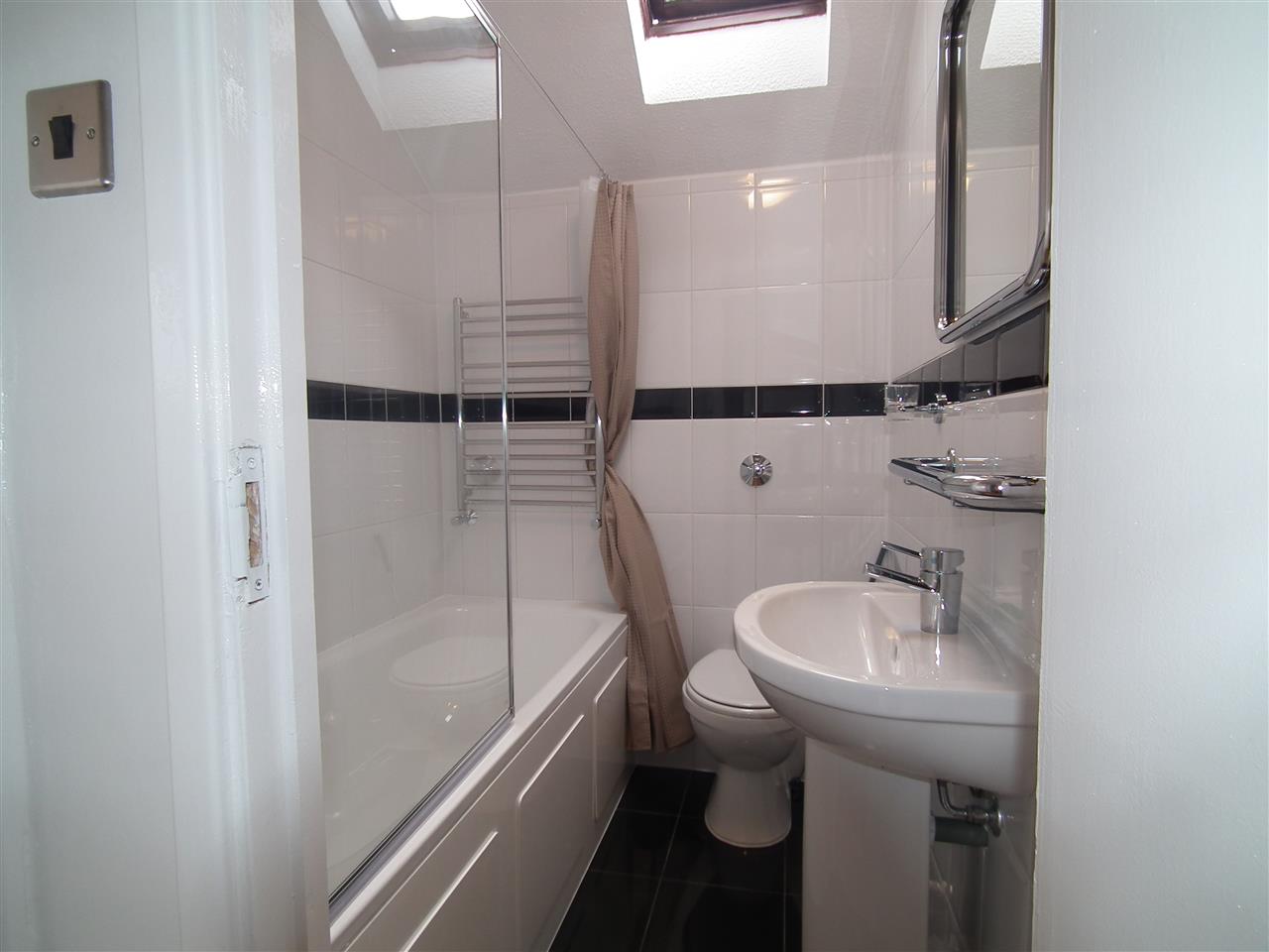 2 bed flat to rent  - Property Image 9