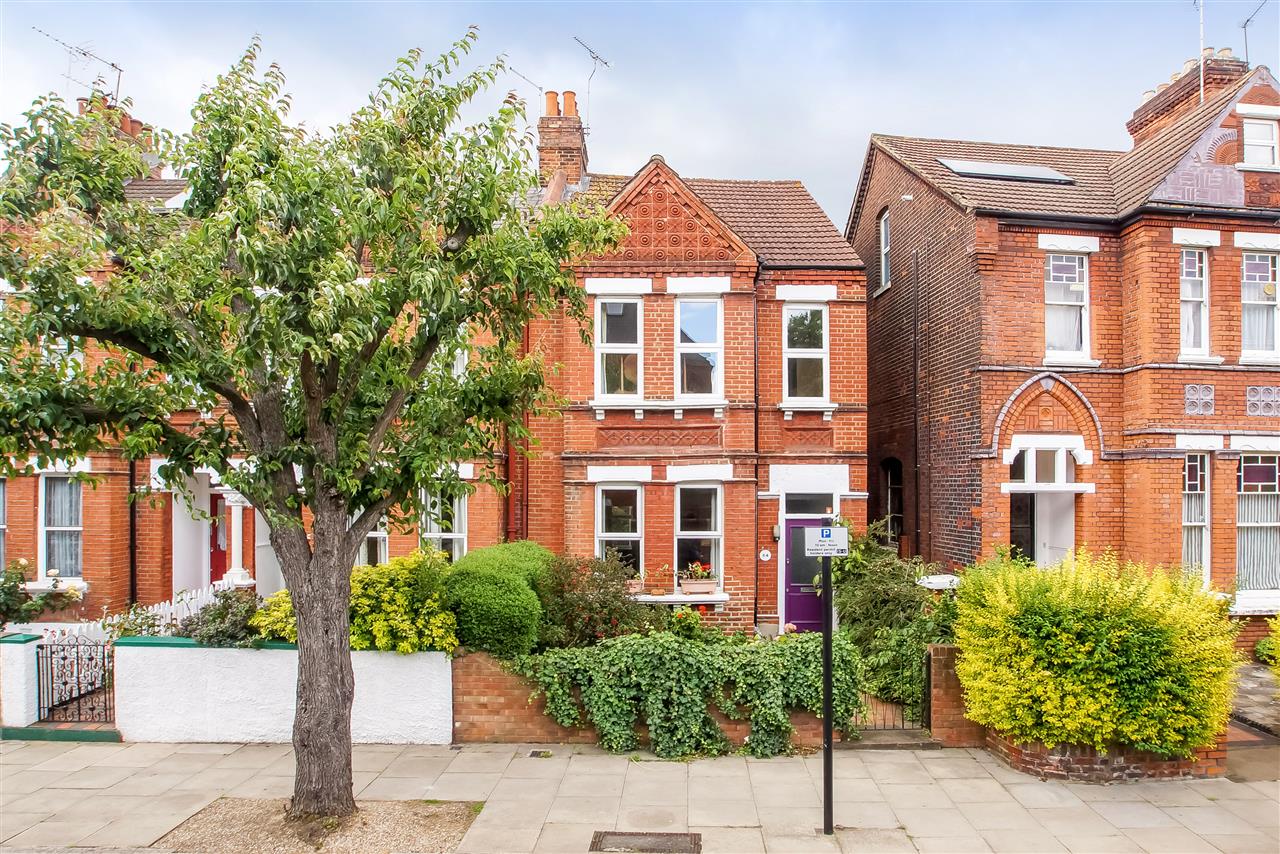 CHAIN FREE!.An end of terrace red brick Victorian house situated in a highly sought after location that is within close proximity to local shops, Tufnell Park (Northern Line) underground station, Tufnell Park Tavern (gastro pub), several local outside spaces/parks and the ever popular Yerbury ...