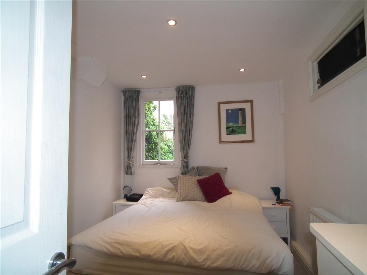 2 bed flat to rent in Southcote Road 1