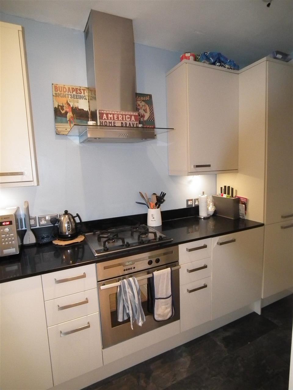 2 bed flat to rent in Southcote Road 6