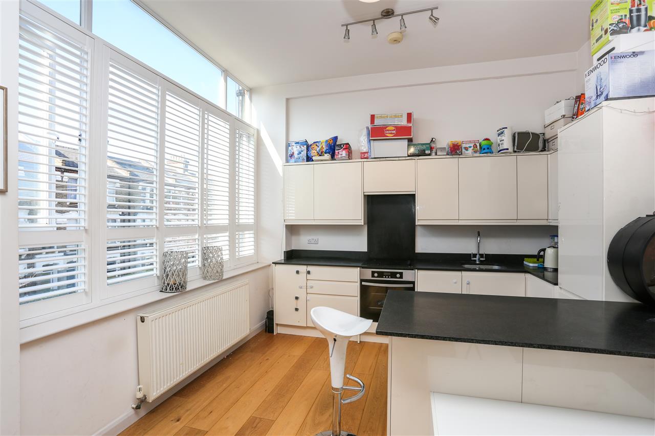 2 bed flat for sale in Fairbridge Road  - Property Image 4