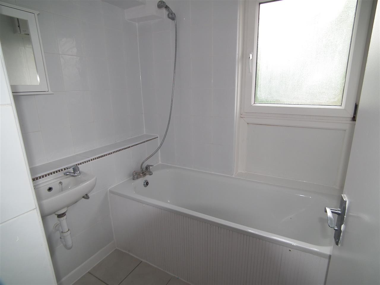 2 bed flat to rent in Crayford Road 4