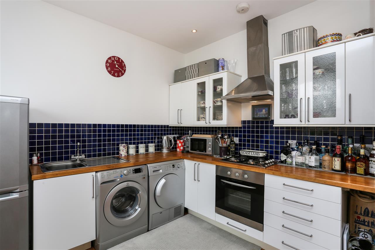 2 bed flat for sale in Brecknock Road  - Property Image 3