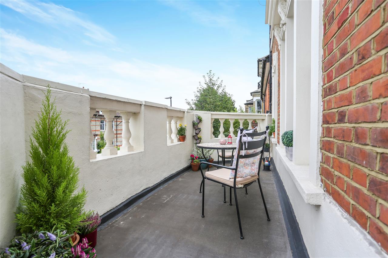 2 bed flat for sale in Brecknock Road  - Property Image 5