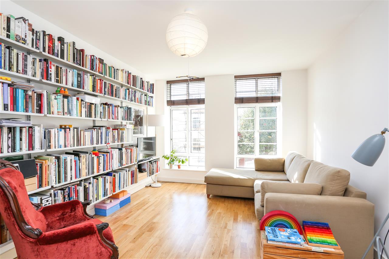 A very well presented and spacious (approximately 576 Sq Ft / 54 Sq M) apartment forming part of 'The Drapery', a sought after development which is a former art deco department store set in the heart of vibrant Holloway. The property is situated within close proximity to multiple shopping, ...