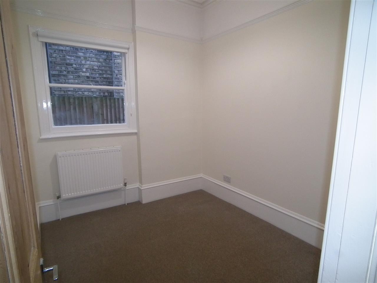 4 bed flat to rent in Fordwych Road 2