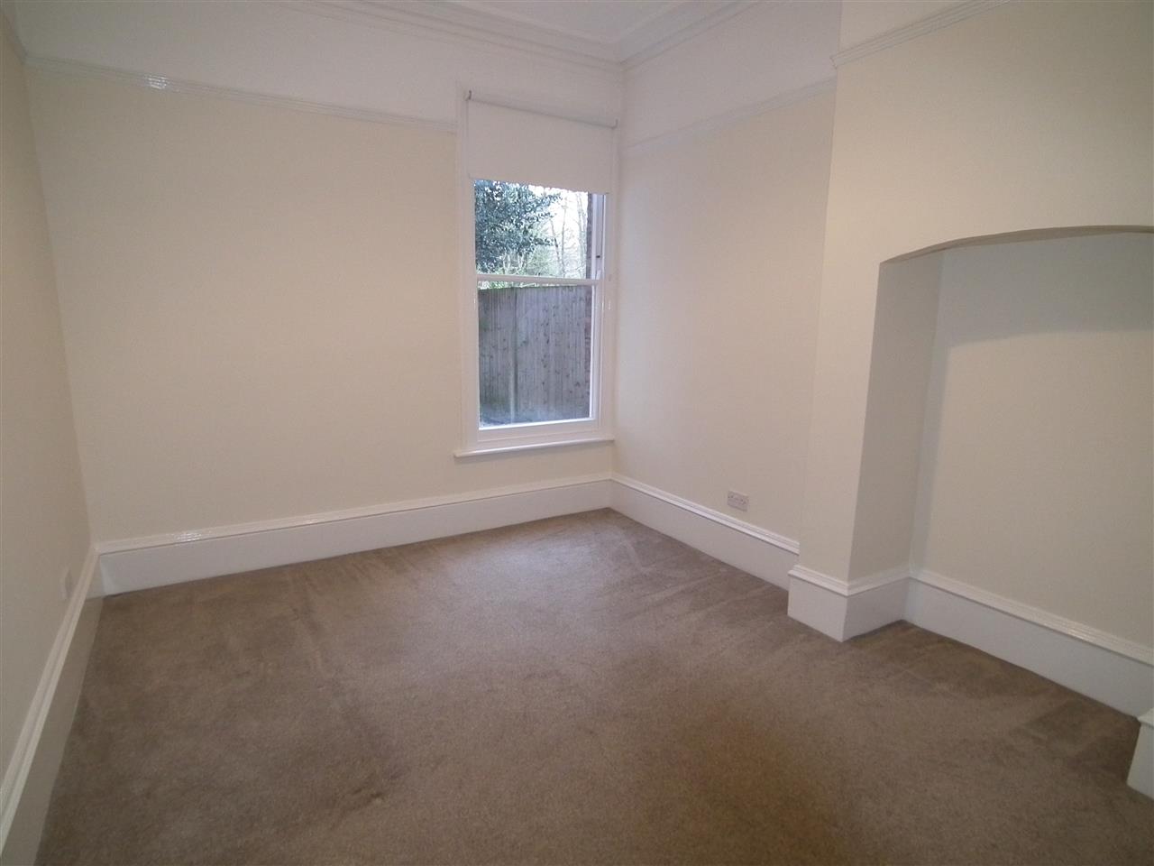 4 bed flat to rent in Fordwych Road 3
