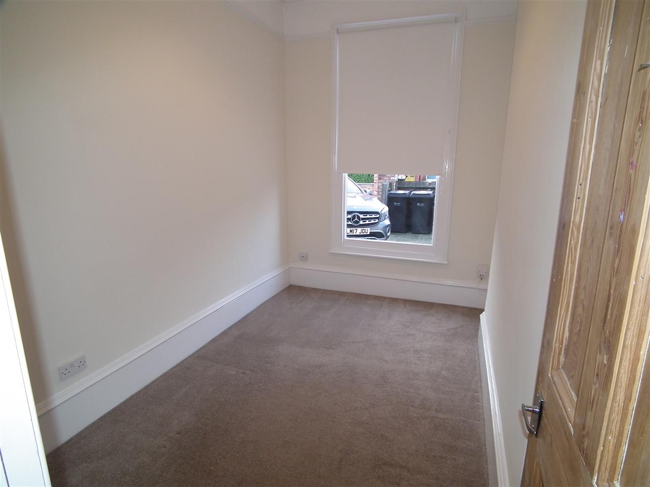 4 bed flat to rent in Fordwych Road 4