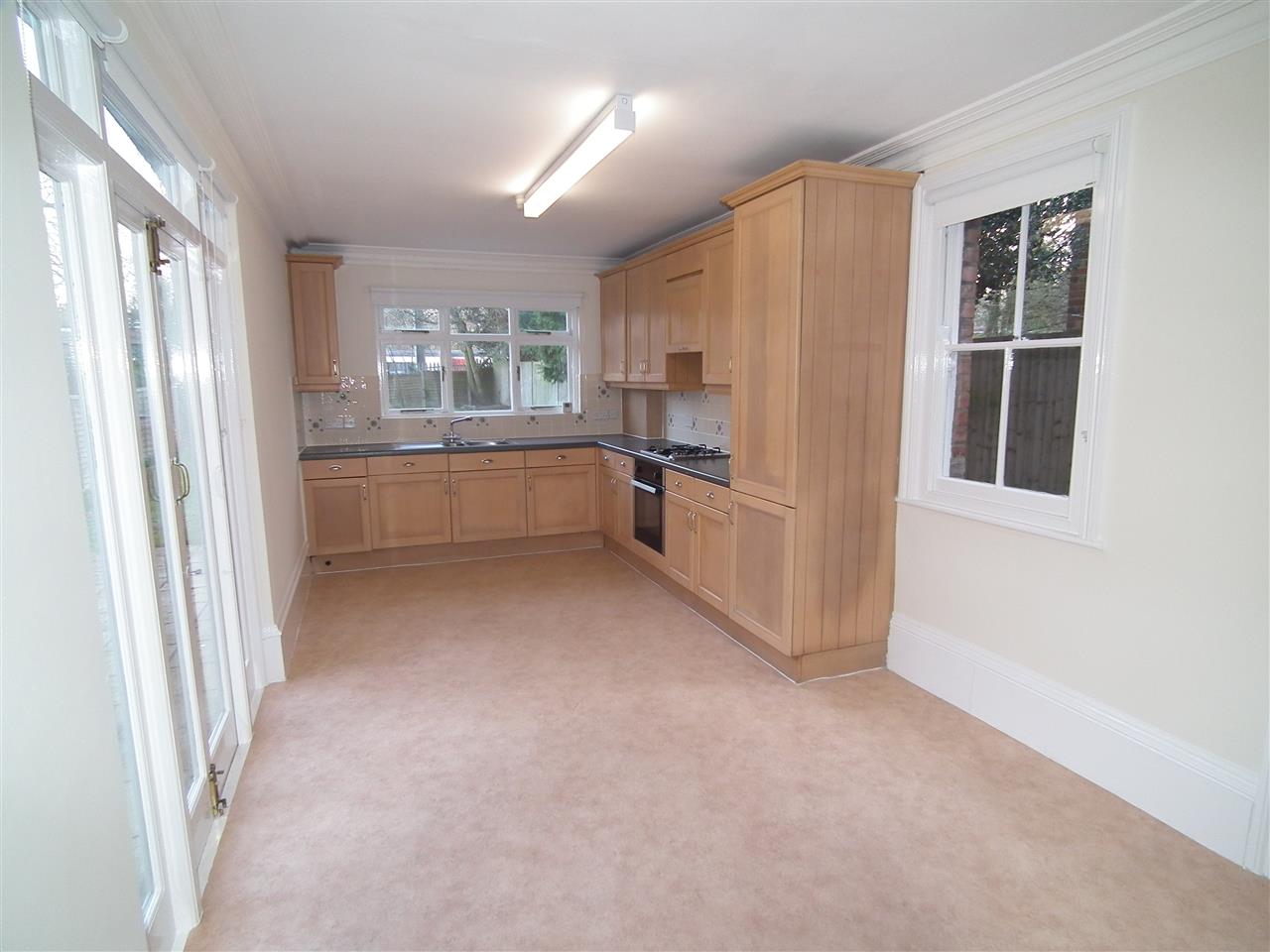 4 bed flat to rent in Fordwych Road  - Property Image 7