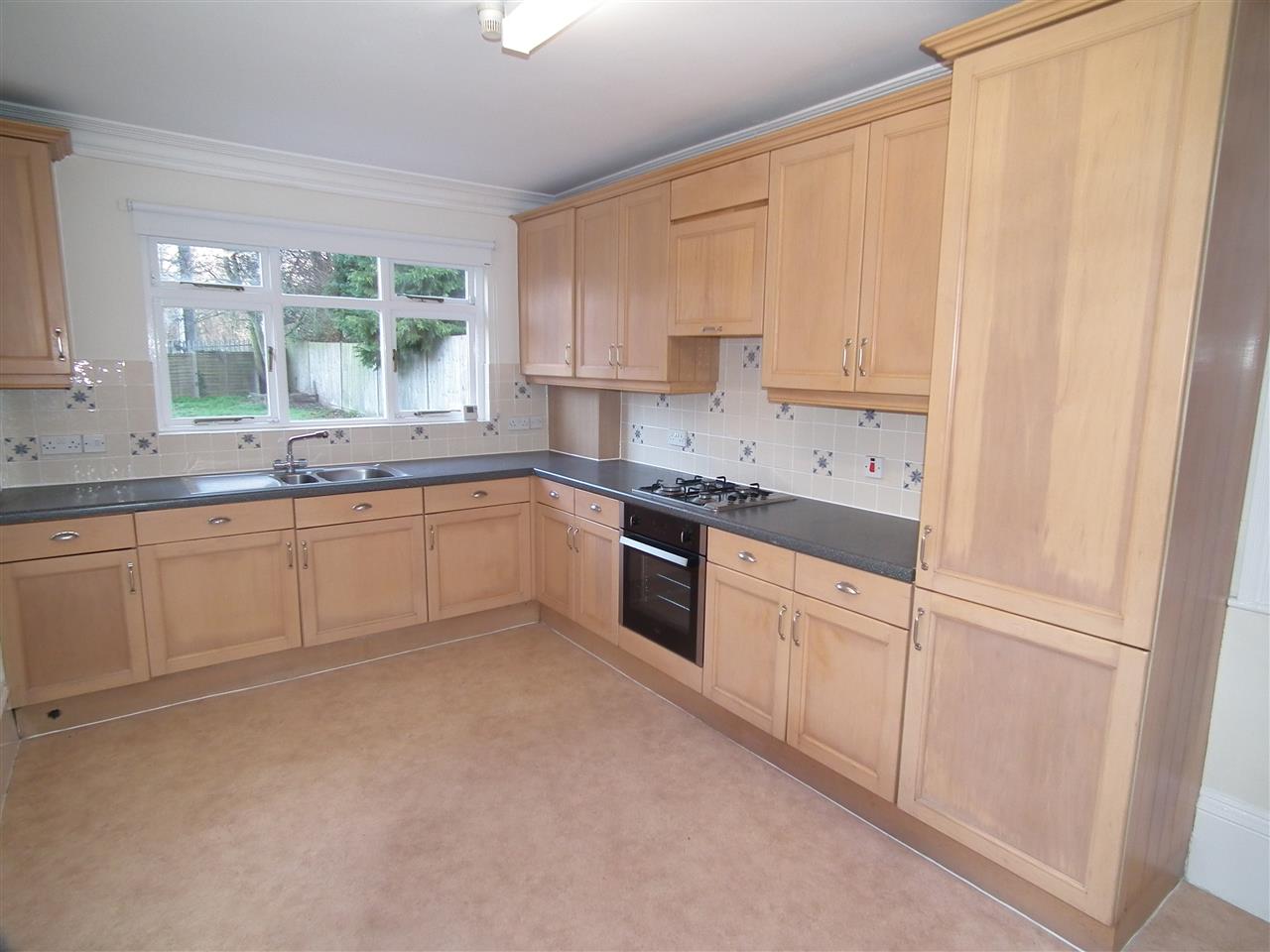 4 bed flat to rent in Fordwych Road 7