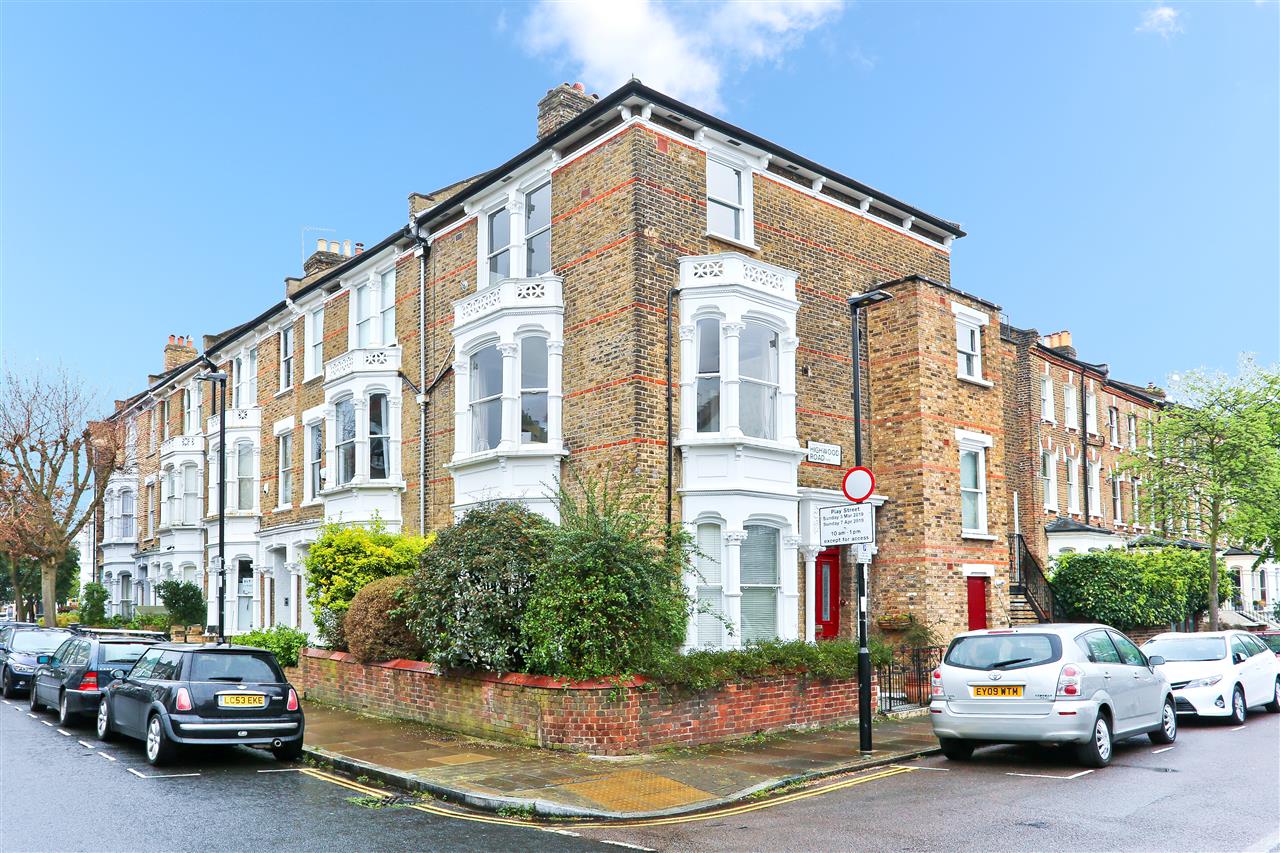 2 bed flat for sale in Fairmead Road 1