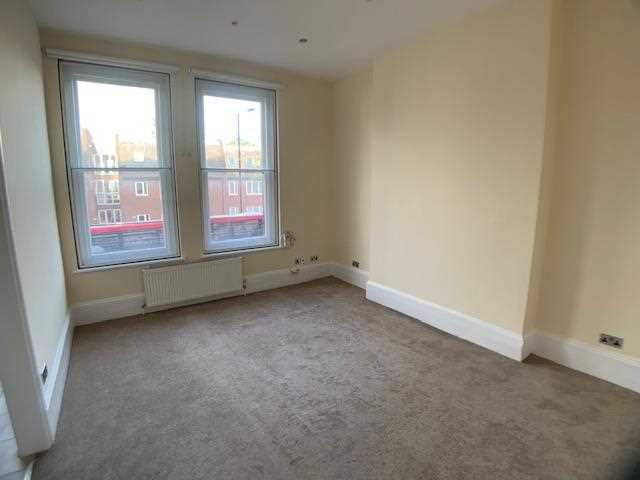 2 bed flat to rent in Muswell Hill Road 2