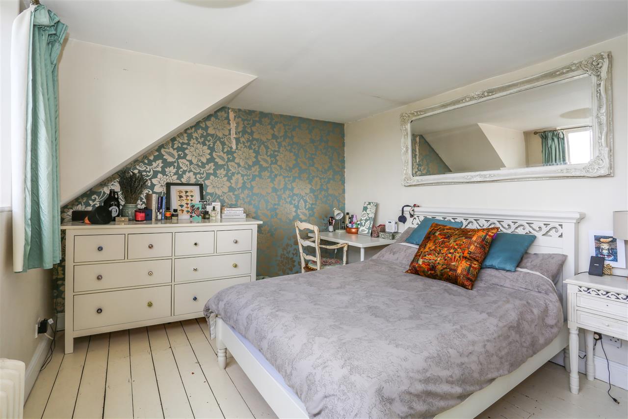 2 bed flat for sale in Ospringe Road 3