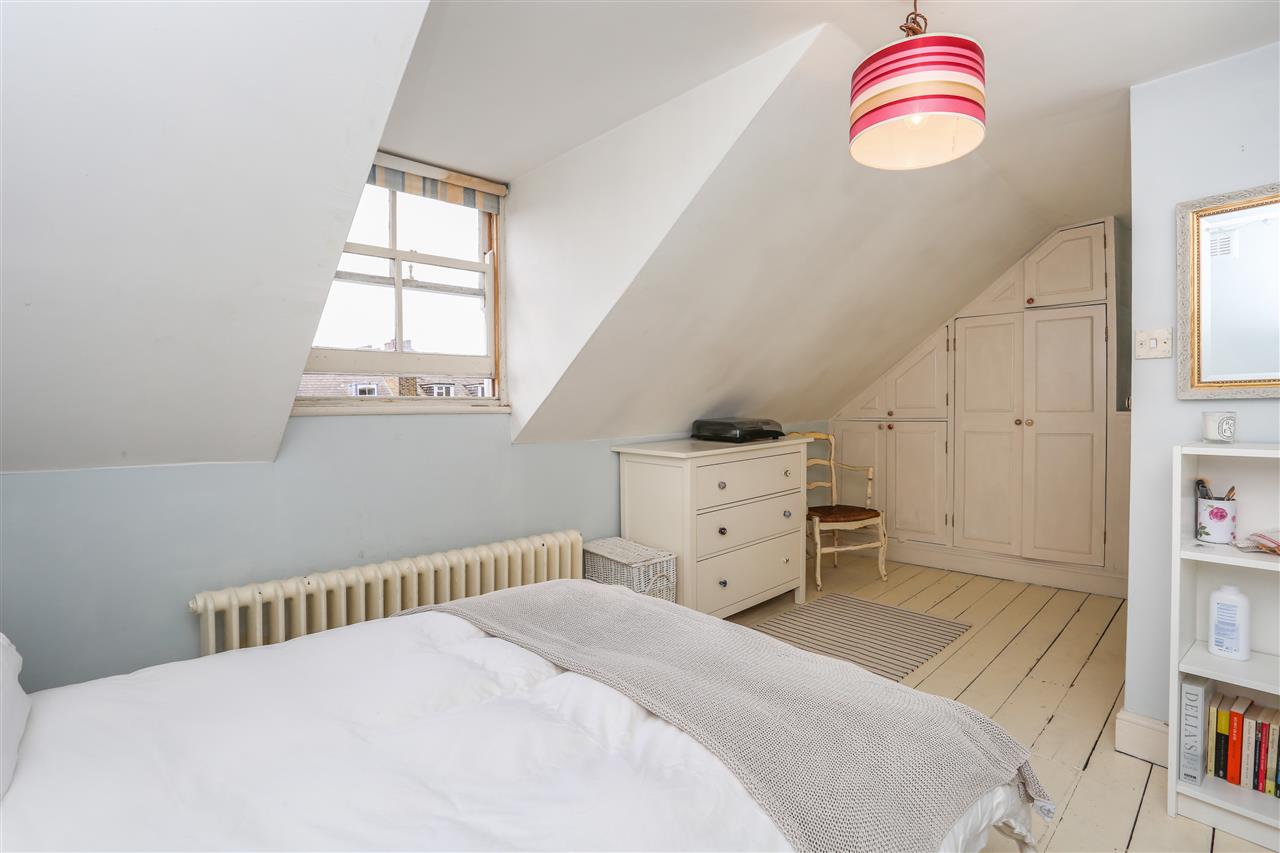2 bed flat for sale in Ospringe Road 7