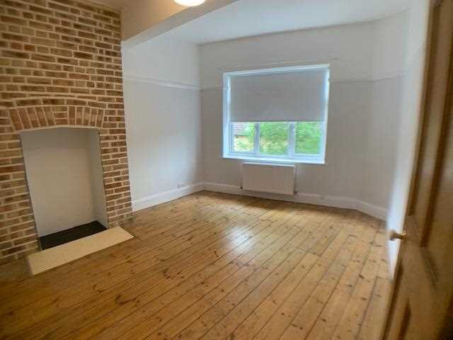 Exceptionally large Four bedroom newly decorated first floor UNFURNISHED mansion block flat above a small parade of shops. Ideal for working sharers or large family, the flat benefits from wooden floors and pine doors throughout, living room and separate new kitchen (white goods provided), ...