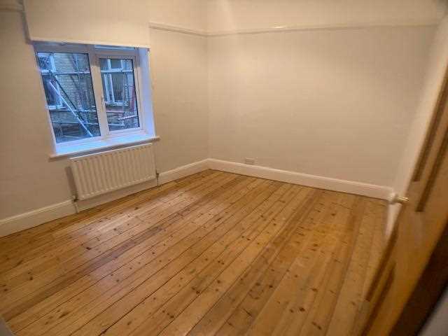 4 bed flat to rent in Alexandra Park Road 3