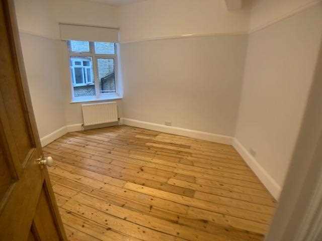 4 bed flat to rent in Alexandra Park Road 5