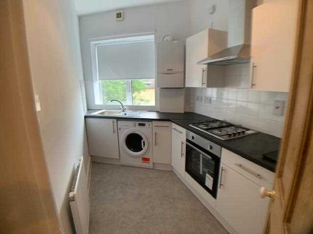 4 bed flat to rent in Alexandra Park Road 6