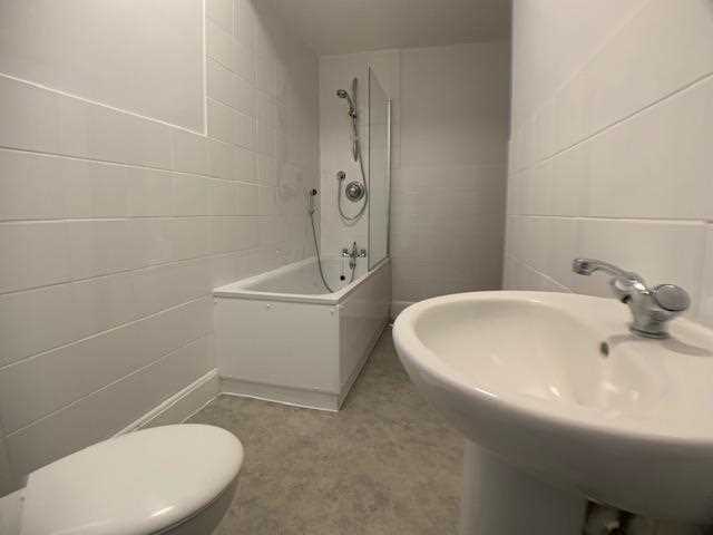 4 bed flat to rent in Alexandra Park Road 7