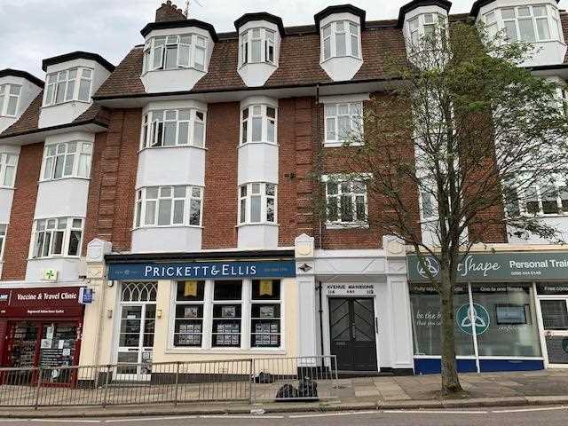 4 bed flat to rent in Alexandra Park Road 8