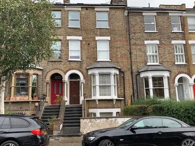 AVAILABLE IMMEDIATELY! Located in a popular cul de sac back onto Tufnell Park playing fields is this newly decorated UNFURNISHED first floor converted flat. The accommodation comprises of one double bedroom, open plan reception with equipped kitchen area and bathroom. Additional benefits ...