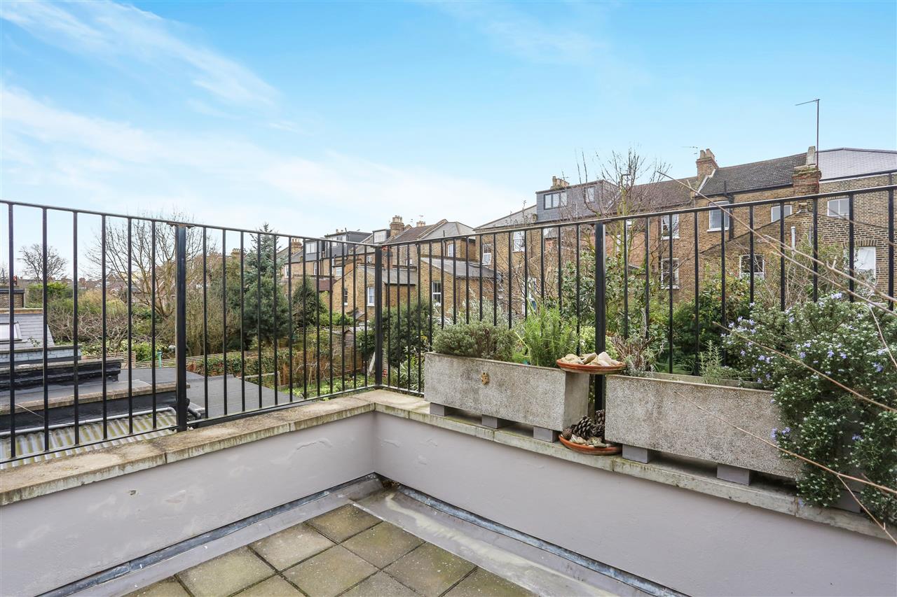 4 bed house for sale in Yerbury Road 11