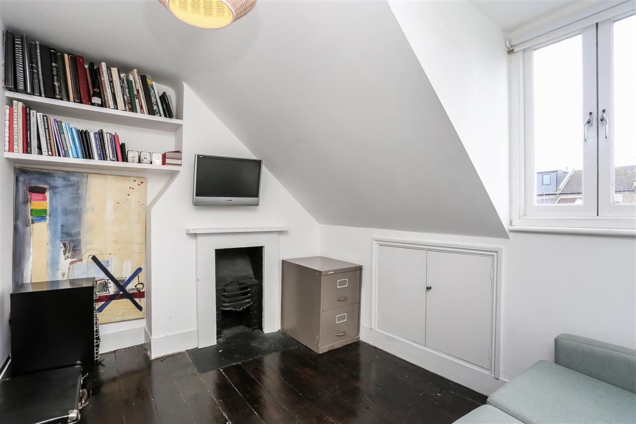 4 bed house for sale in Yerbury Road 15