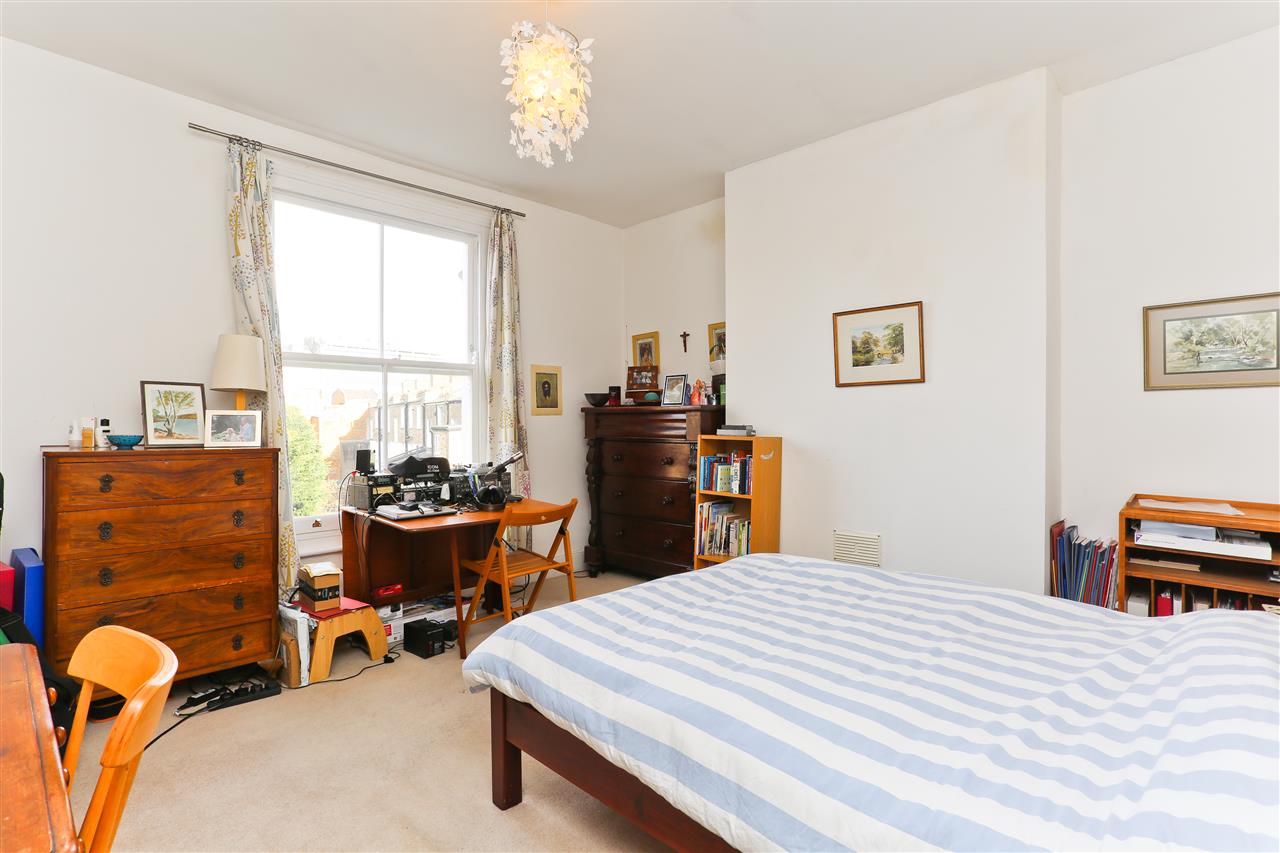4 bed house for sale in Hargrave Road 6