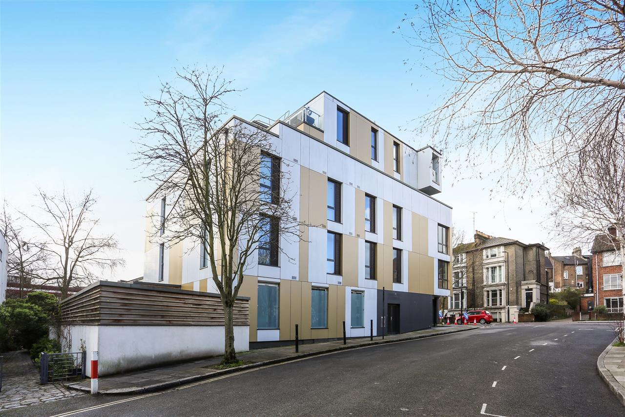 2 bed flat for sale in Junction Road 1