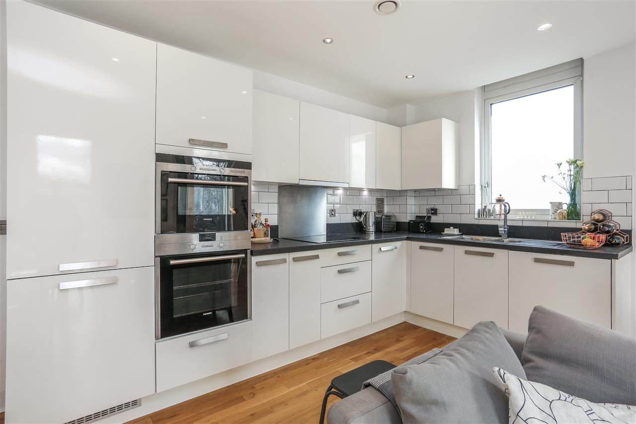 2 bed flat for sale in Junction Road 5